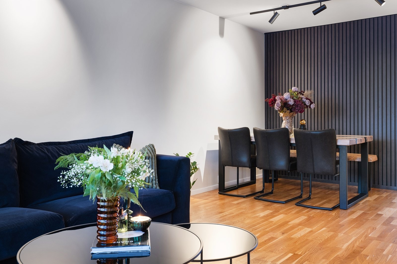 Spiseplassen er naturlig adskilt fra sofasonen, med kort vei til kjøkkenet. Galleribilde