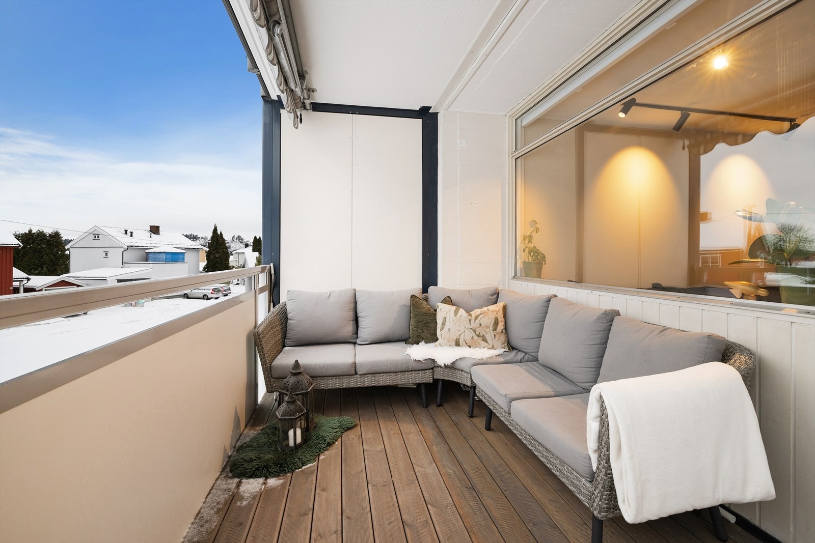 Den overbygde, sørvendte balkongen på 8 m² har god plass til en romslig sittegruppe. Galleribilde