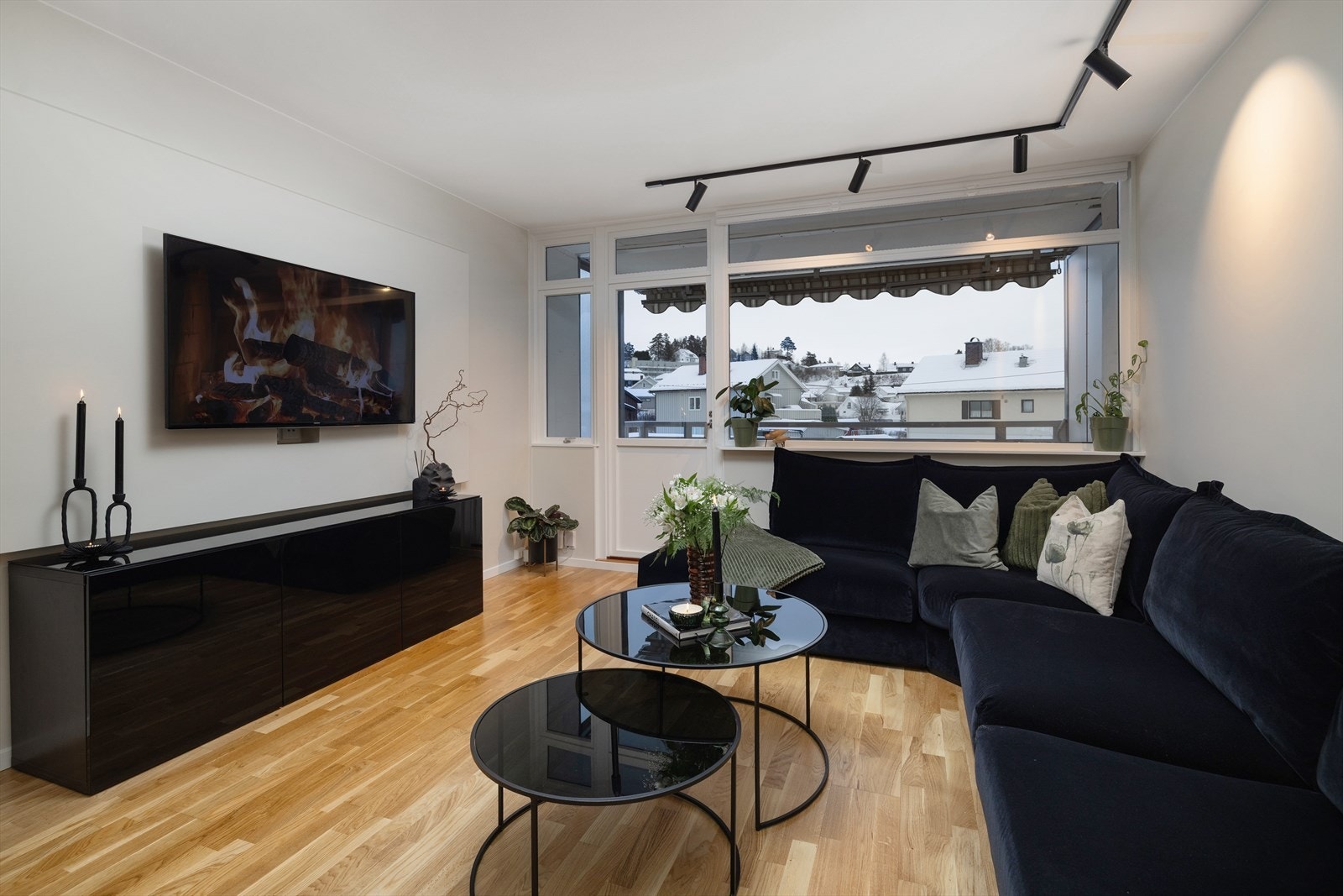 Oppvarming skjer via radiatorer tilknyttet fjernvarme, som er inkludert i felleskostnadene. Galleribilde