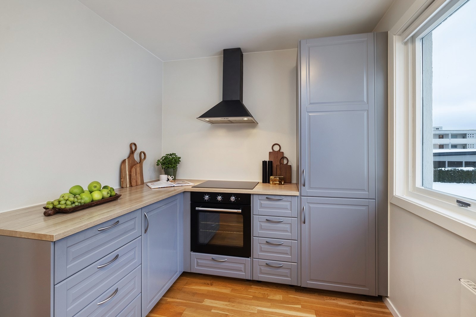 Godt med skap- og benkeplass gjør kjøkkenet både funksjonelt og oversiktlig. Galleribilde