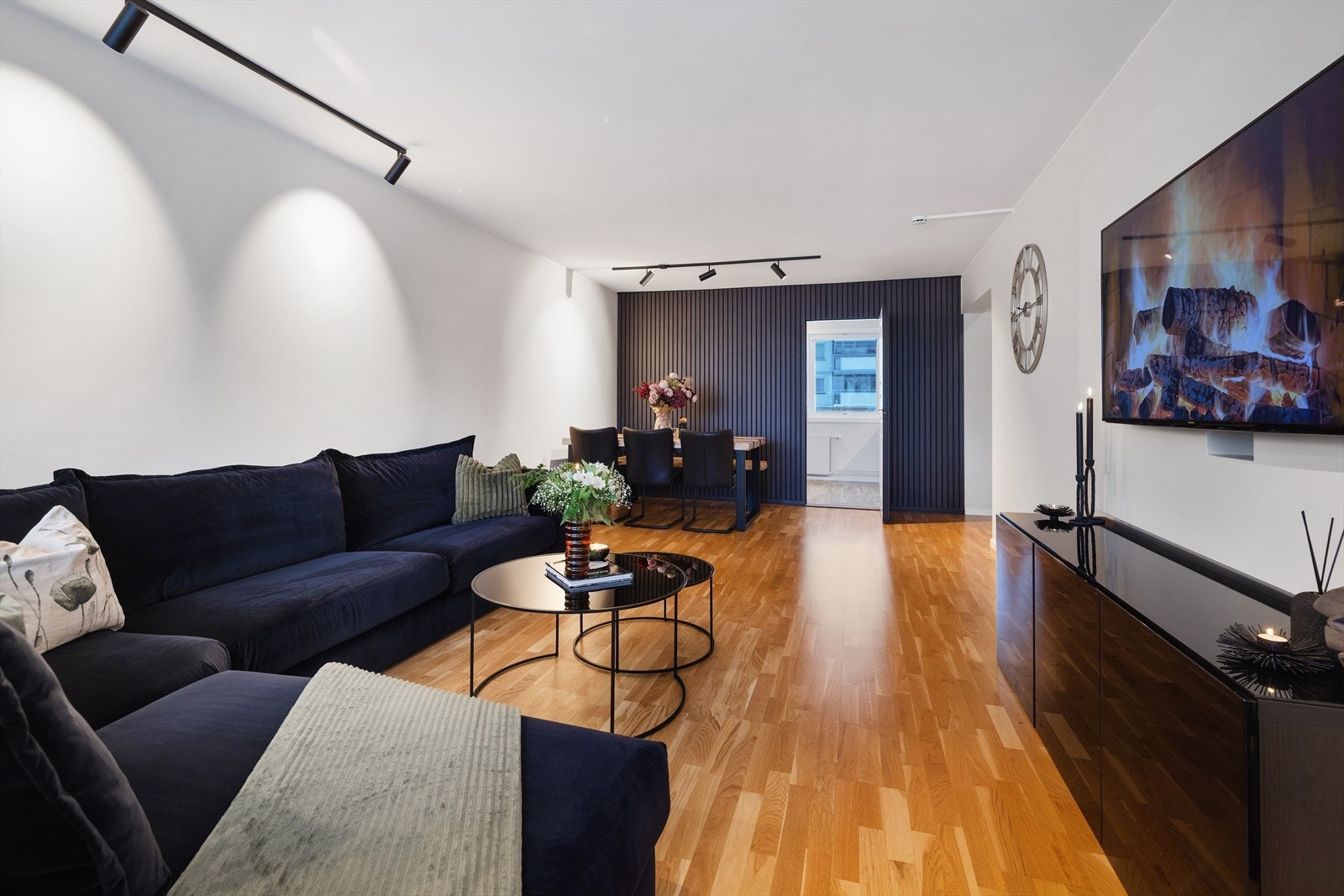 Den gode takhøyden på 2,45 meter gir en luftig og åpen atmosfære i stuen. Galleribilde