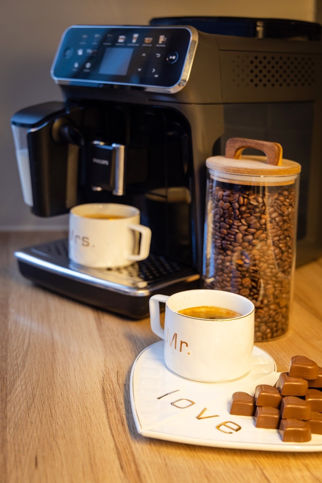 Flislagt bakvegg og belysning under overskapene gir gode arbeidsforhold. Galleribilde