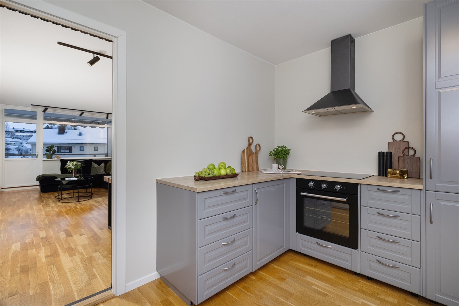 Kjøkkenet er utstyrt med integrert stekeovn og induksjonstopp. Galleribilde