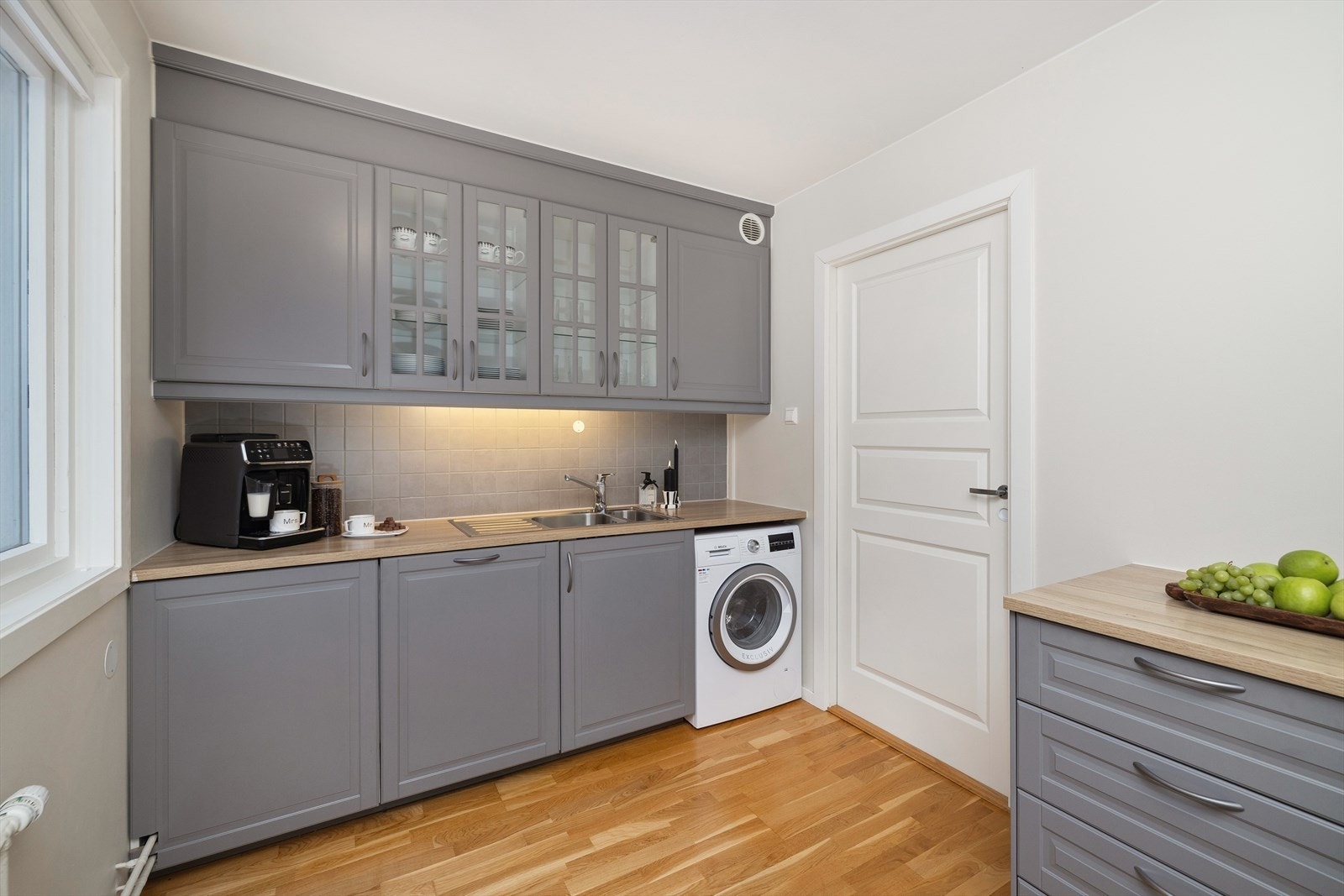 Det er praktisk opplegg for vaskemaskin, i tillegg til integrert oppvaskmaskin. Galleribilde