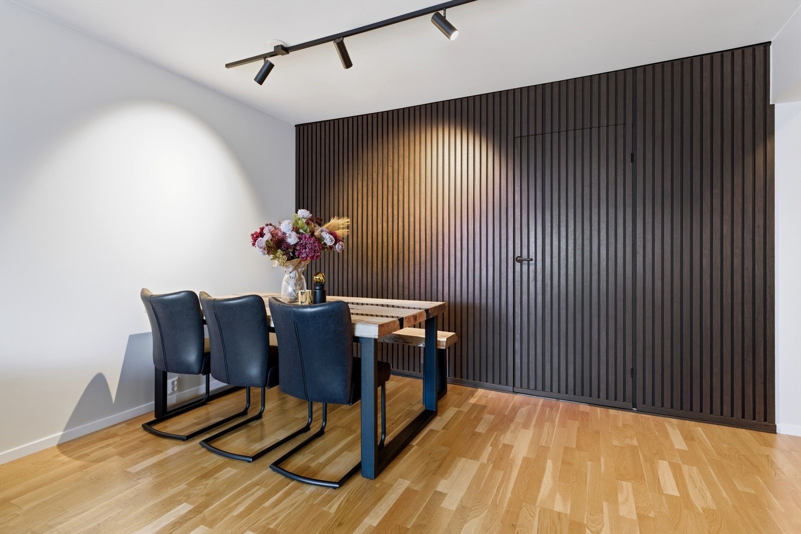 Spennende, døra inn til kjøkkenet er også kledd med spiler Galleribilde