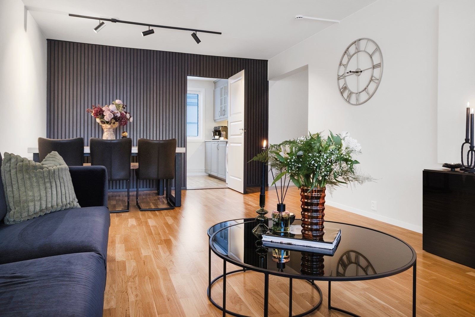 Stuen er et sentralt rom med god plass til både sofagruppe og spisebord. Galleribilde