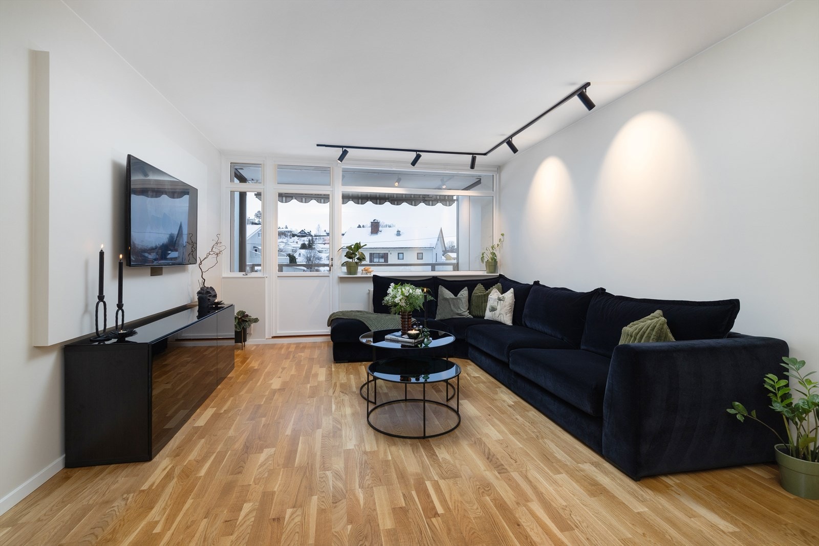 Fra stuen er det direkte utgang til den overbygde balkongen, som ble etablert i 2003/04. Galleribilde