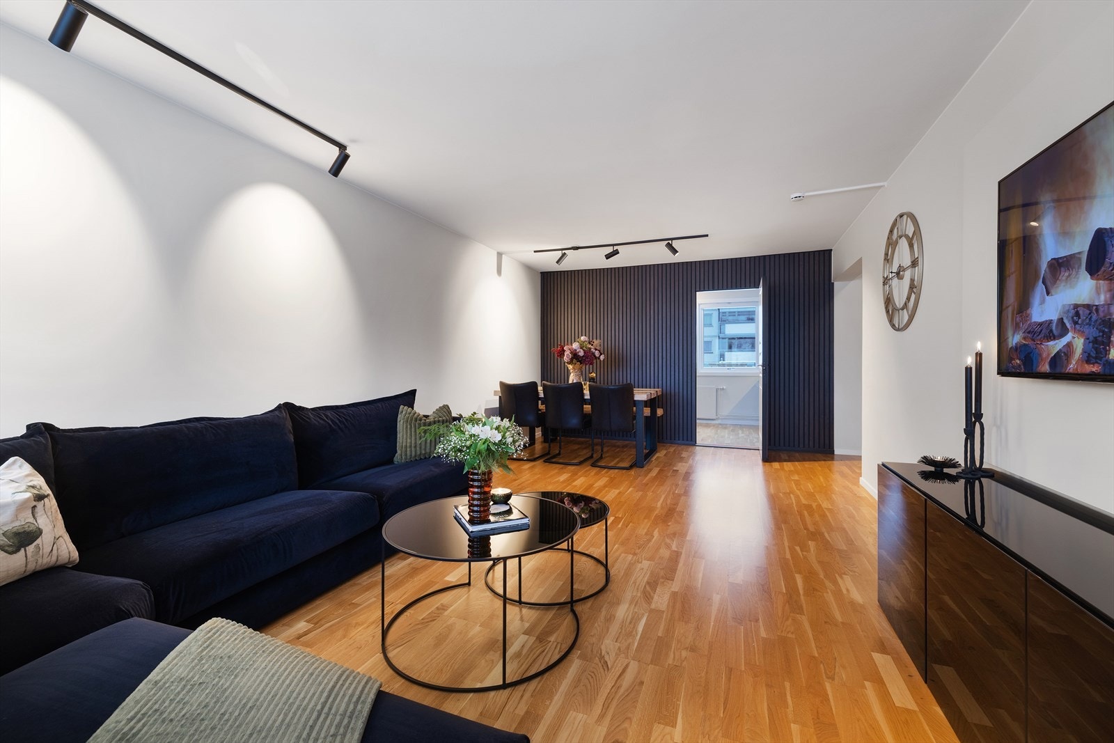 Gjennomgående parkettgulv og slette, malte flater gir et helhetlig og moderne inntrykk. Galleribilde