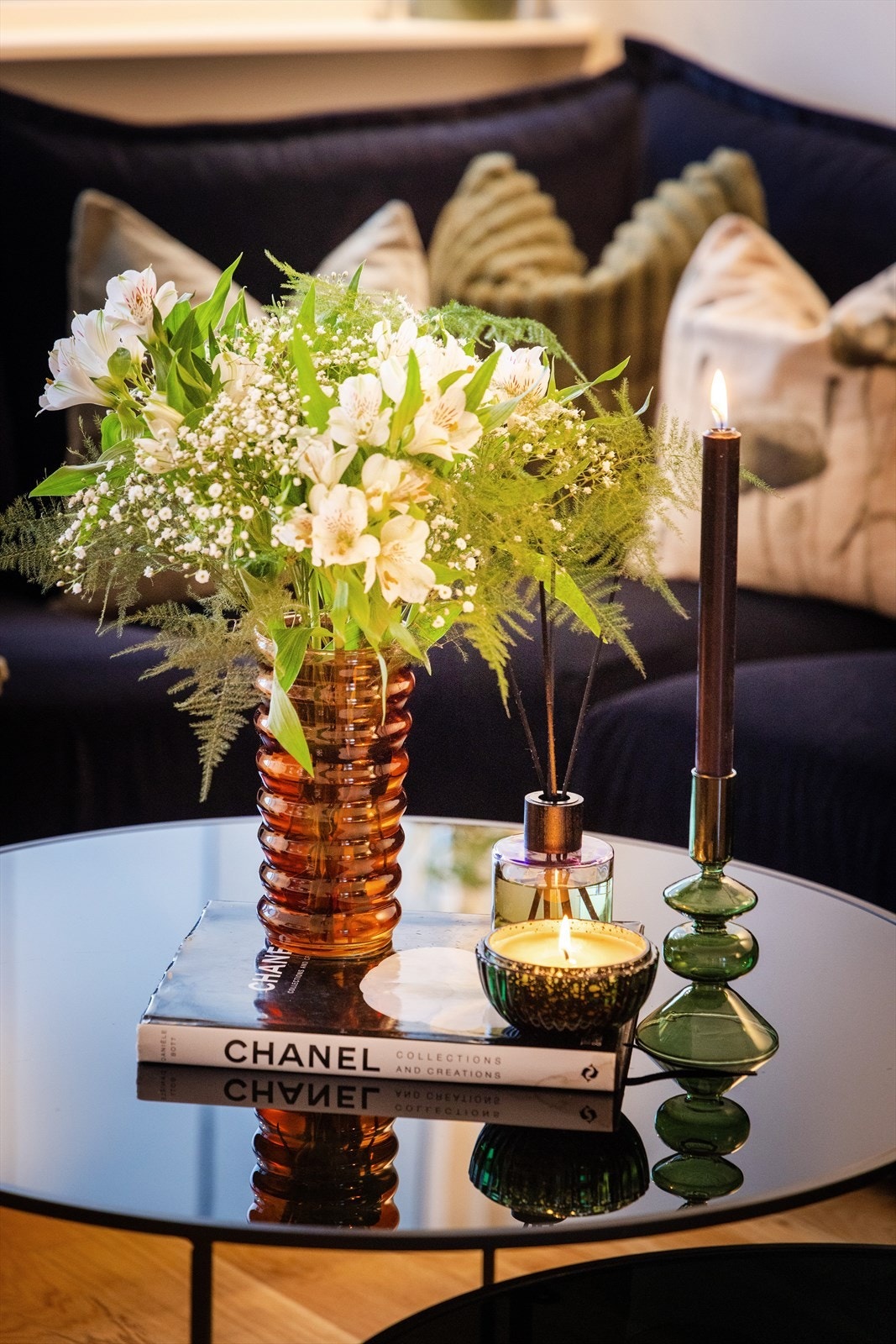 Innvendig har boligen malte, profilerte dører som komplementerer stilen. Galleribilde