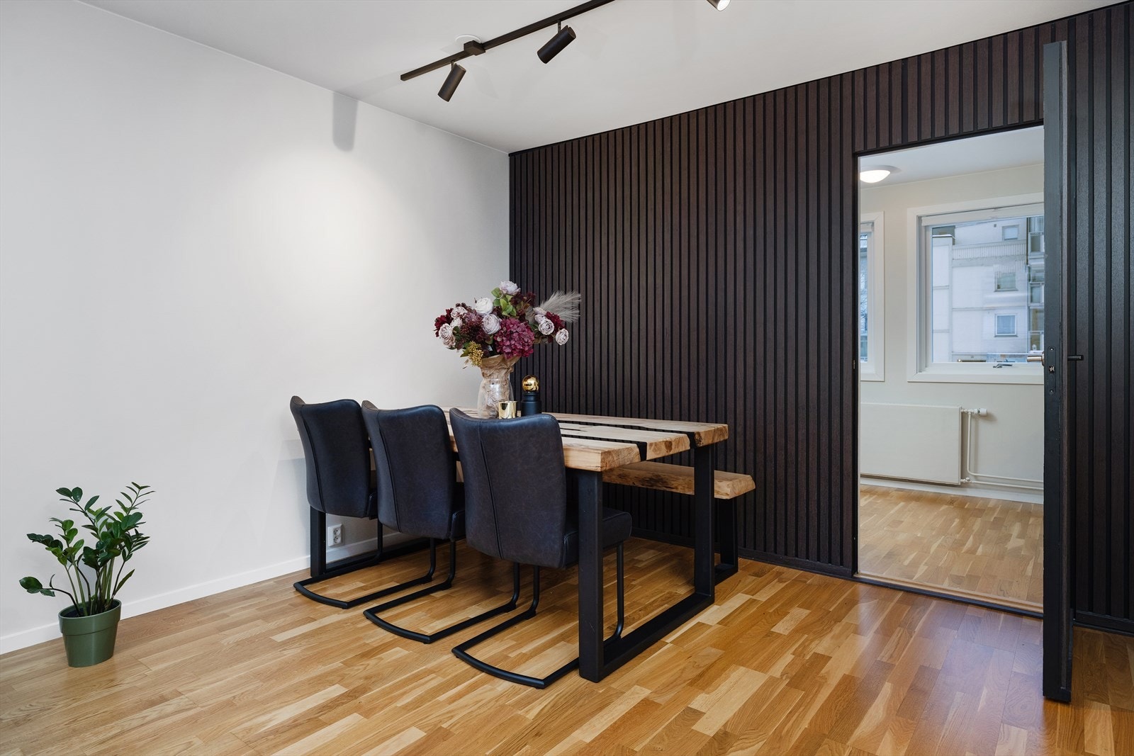 En elegant spilevegg skaper en fin soneinndeling og et dekorativt element i rommet. Galleribilde