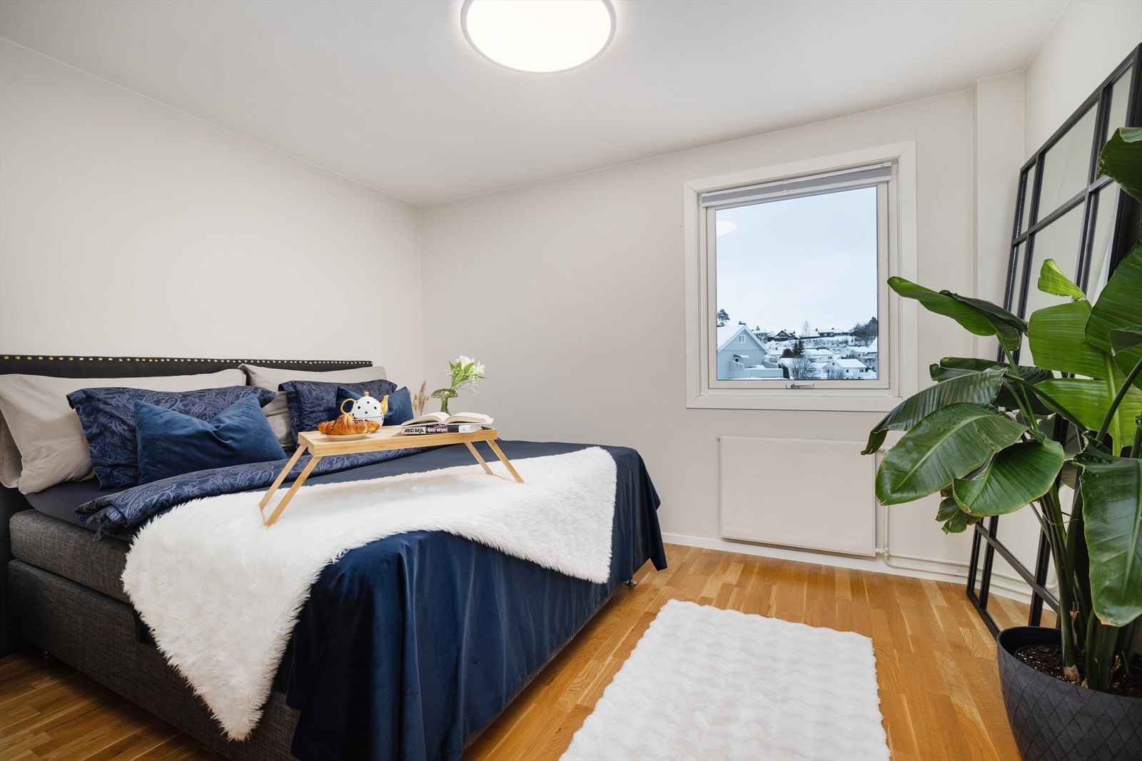 Dette soverommet har et nyere vindu med 2-lags isolerglass fra 2018. Galleribilde