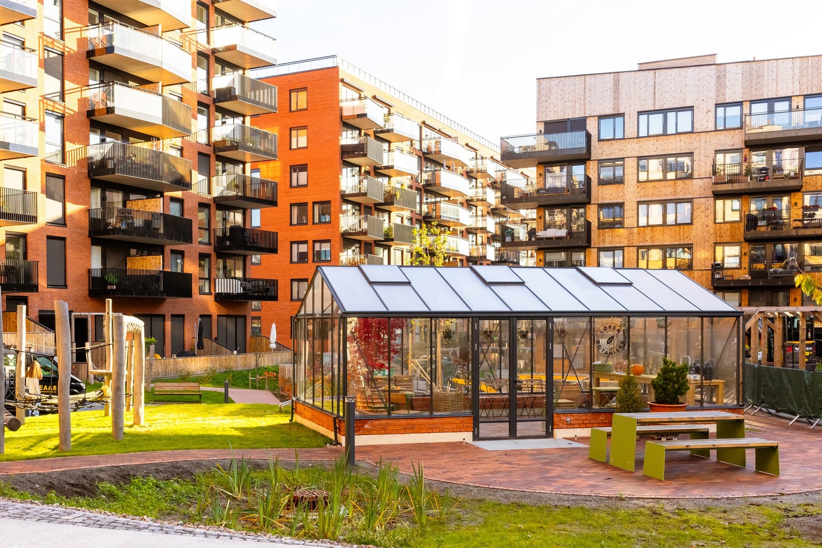 Det er to drivhus ute i fellesområdene som brukes til sosiale samlinger for billig leie. Galleribilde