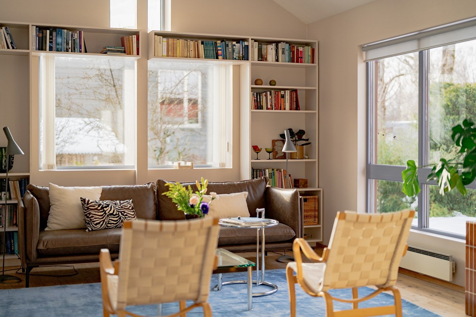 Store vindusflater som gir rikelig med dagslys Galleribilde