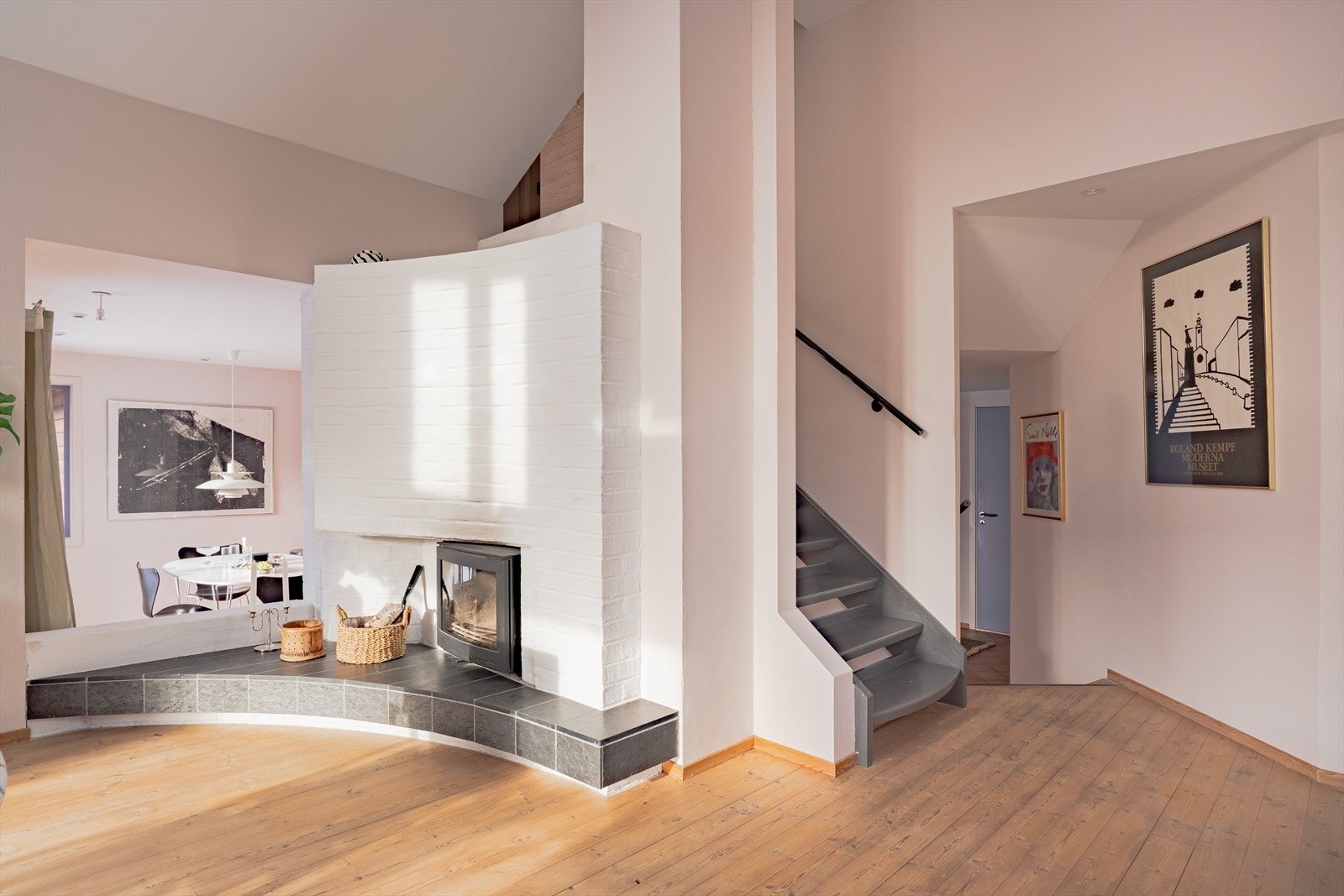 Delvis åpent mot kjøkken og spisestue Galleribilde