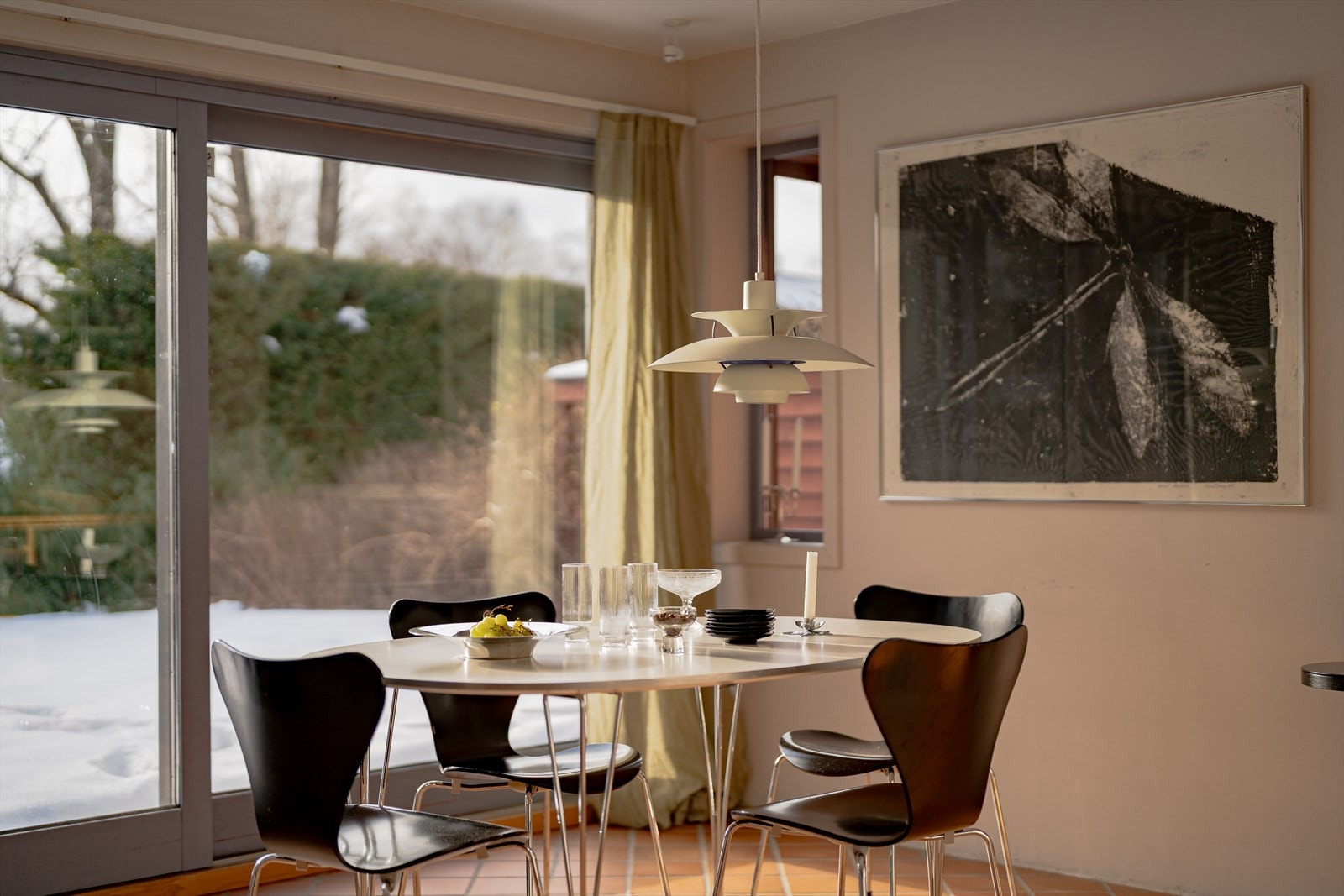 En unik arkitekttegnet halvpart av vertikaldelt tomannsbolig Galleribilde