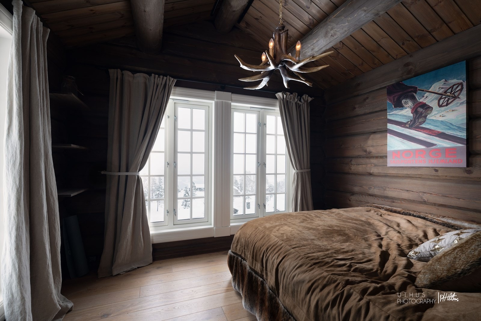 Store vindusflater slipper naturen inn og gir rommet rikelig med lys og flott utsyn! Galleribilde