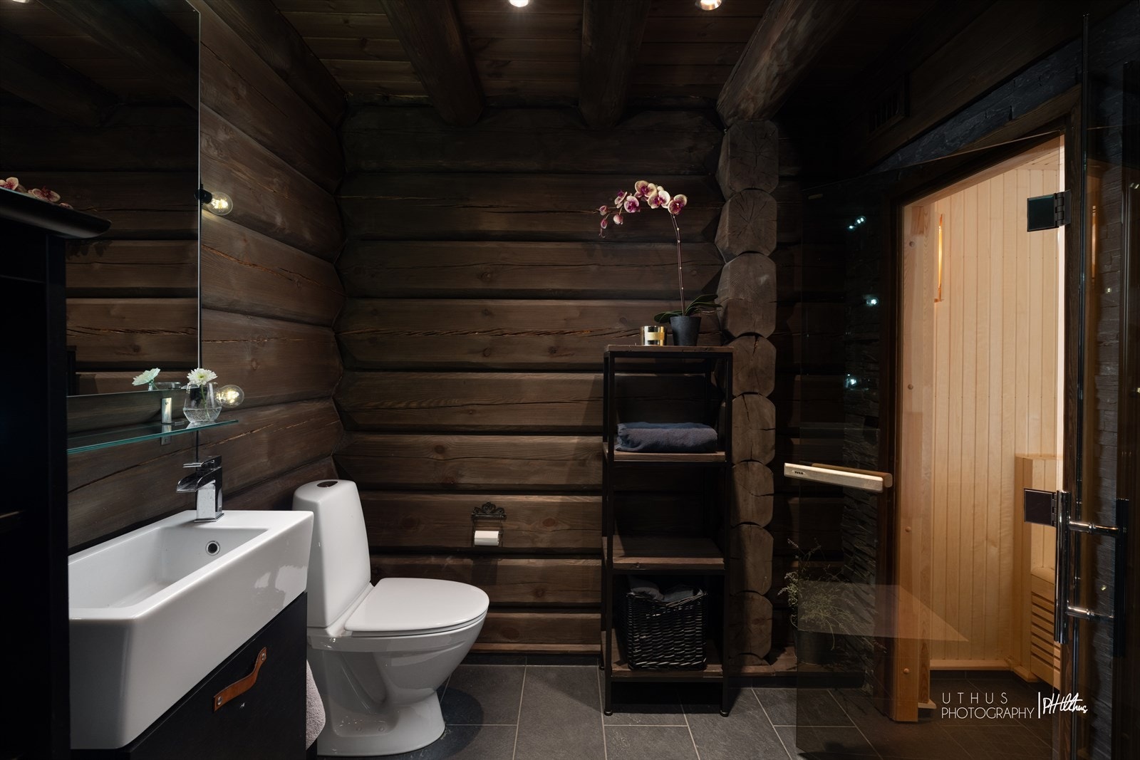 Bad 1 i første etasje har direkte adkomst til badstue Galleribilde