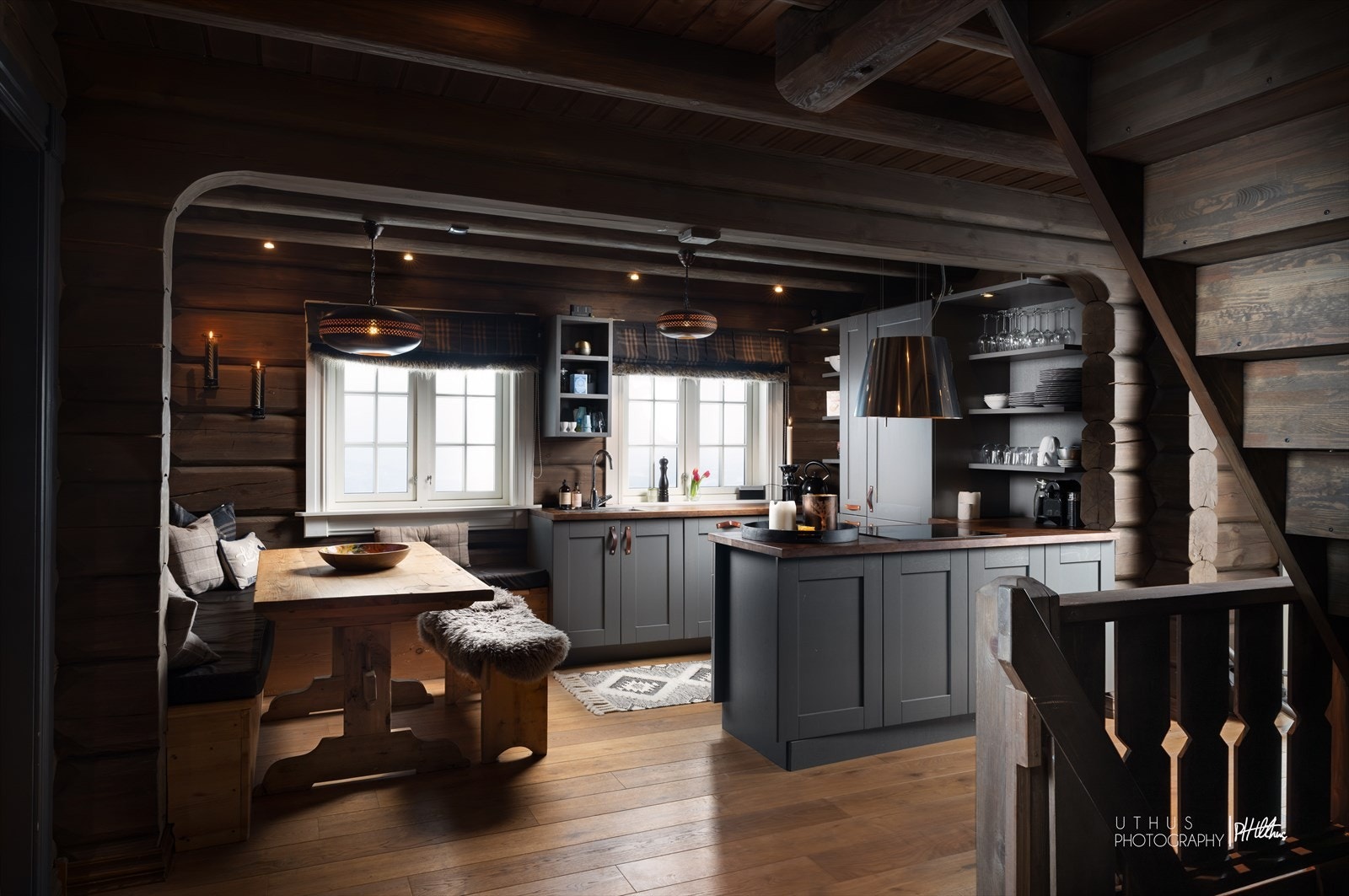 Kjøkkeninnredningen består av profilerte skapfronter i eik med over- og underskap som gir god oppbevaringsplass Galleribilde