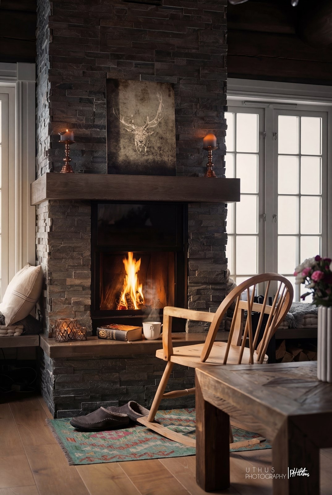 I stue er det kaminpeis fra Contura med pipe kledd i skifer Galleribilde