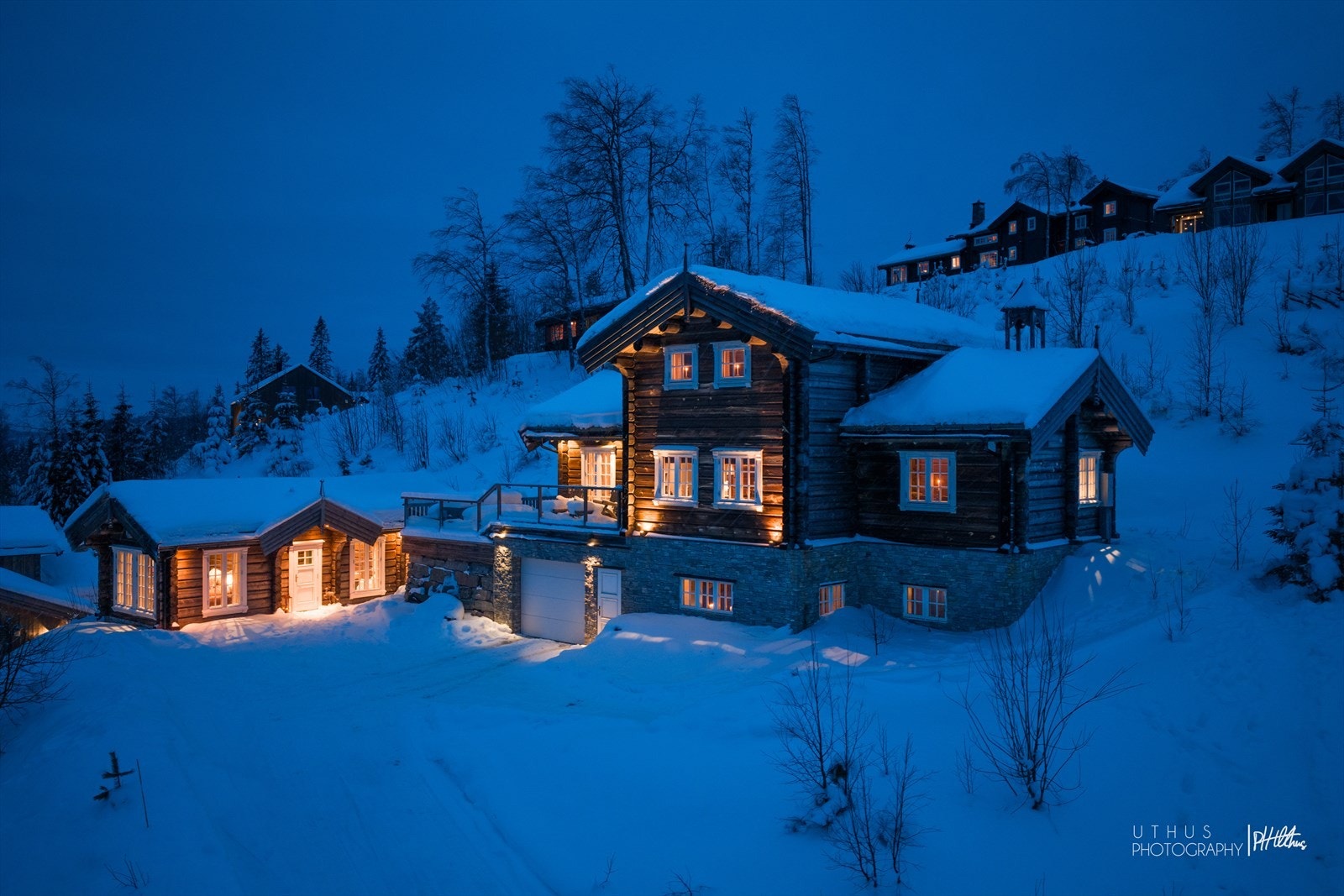 Det er installert utendørs uplights som gir et eksklusivt preg! Galleribilde