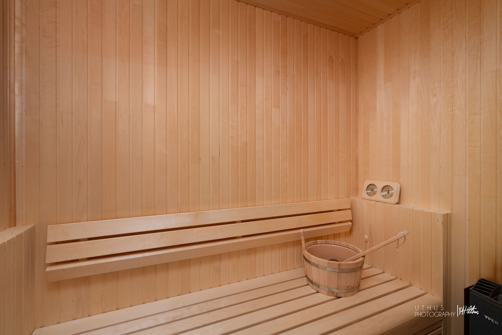 Badstuen er utstyrt med badstuovn fra Tylø og plassbygd benk Galleribilde