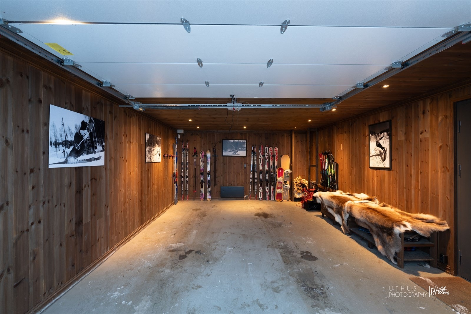 Garasjen har plass til én bil og er utstyrt med downlights i taket, praktisk vedoppbevaring og skioppheng Galleribilde