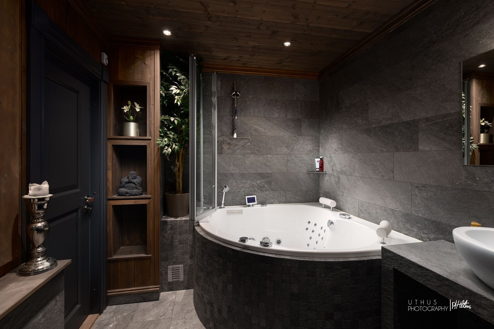 Bad 3 i kjeller har boblebad og elektriske varmekabler i gulv Galleribilde