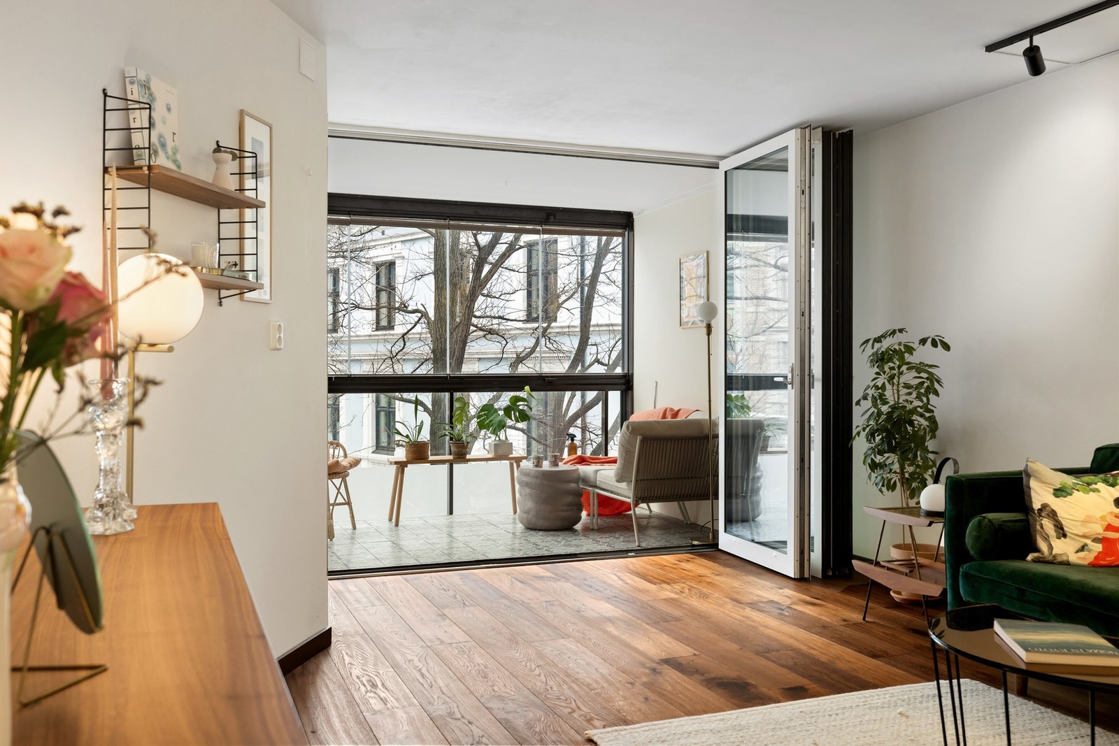 Store vindusflater med 3-lags isolerglass fra 2023 sørger for godt lysinnslipp og gode isolerende egenskaper. Galleribilde