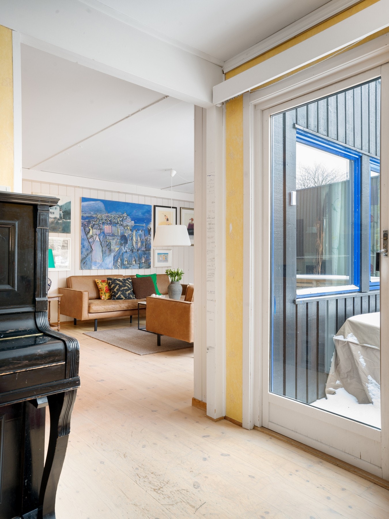 Fra spisestuen er det adkomst til sydvendt veranda. Galleribilde