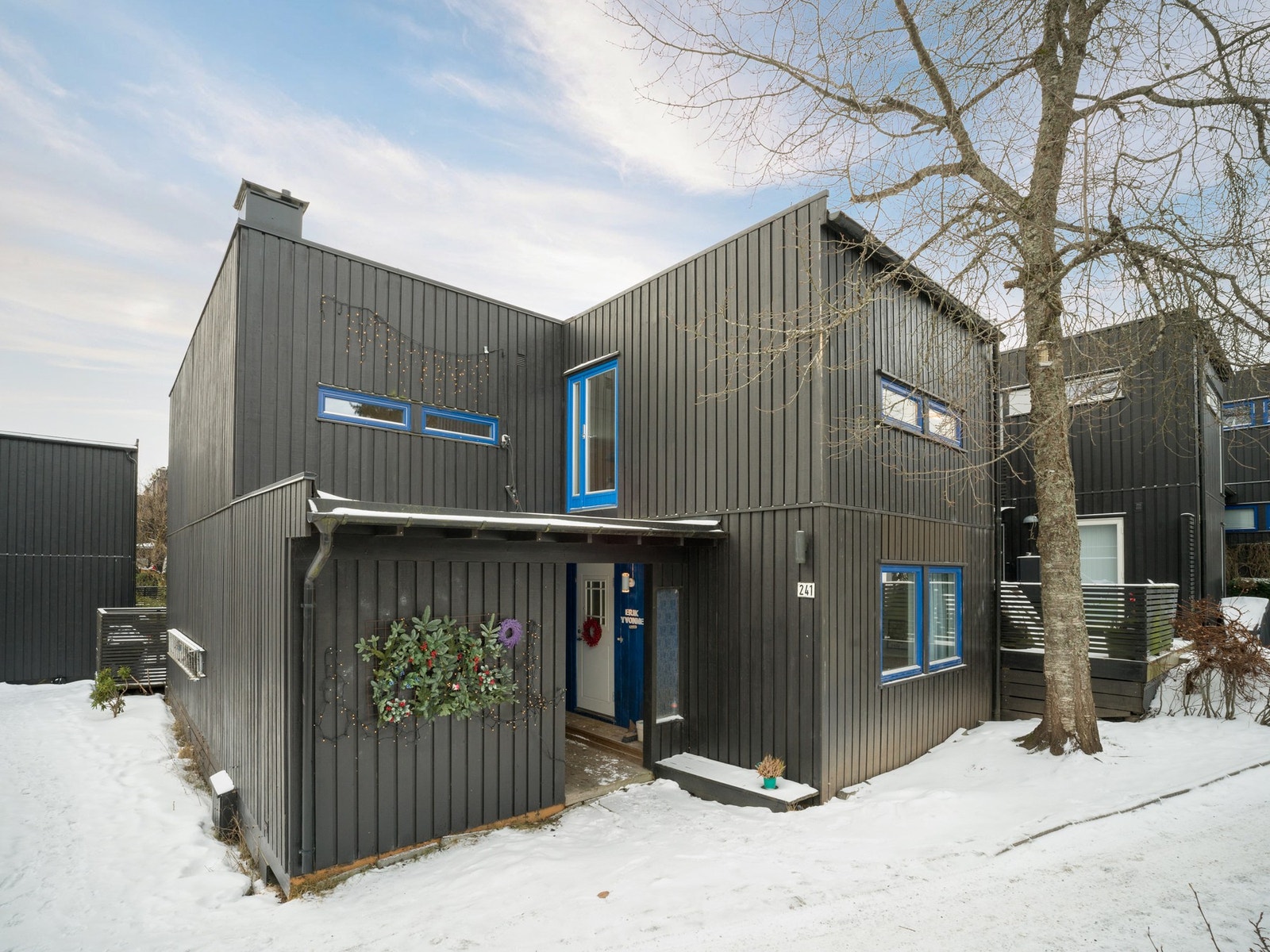 Overbygget inngangsparti. Praktisk utebod til venstre. Galleribilde