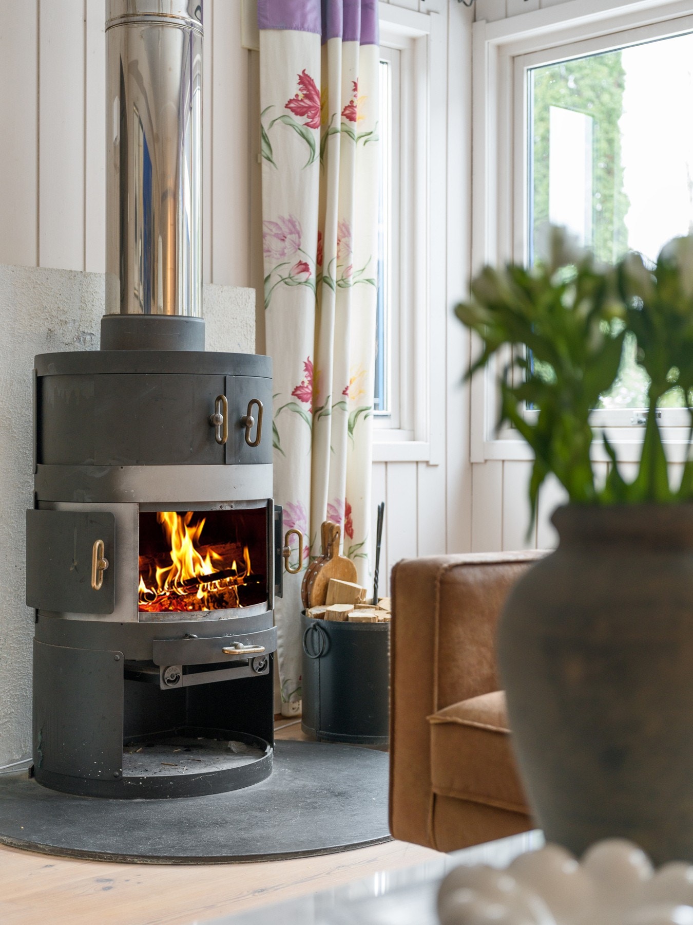 Peisen fungerer ikke og det er påvist avvik ved pipen (flammen er redigert inn i bildet). Galleribilde