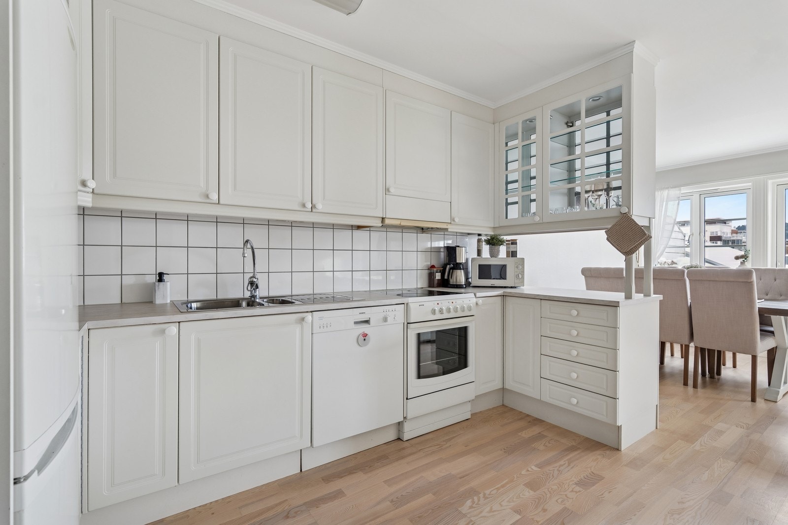 Kjøkken med god skap- og benkeplass! Galleribilde