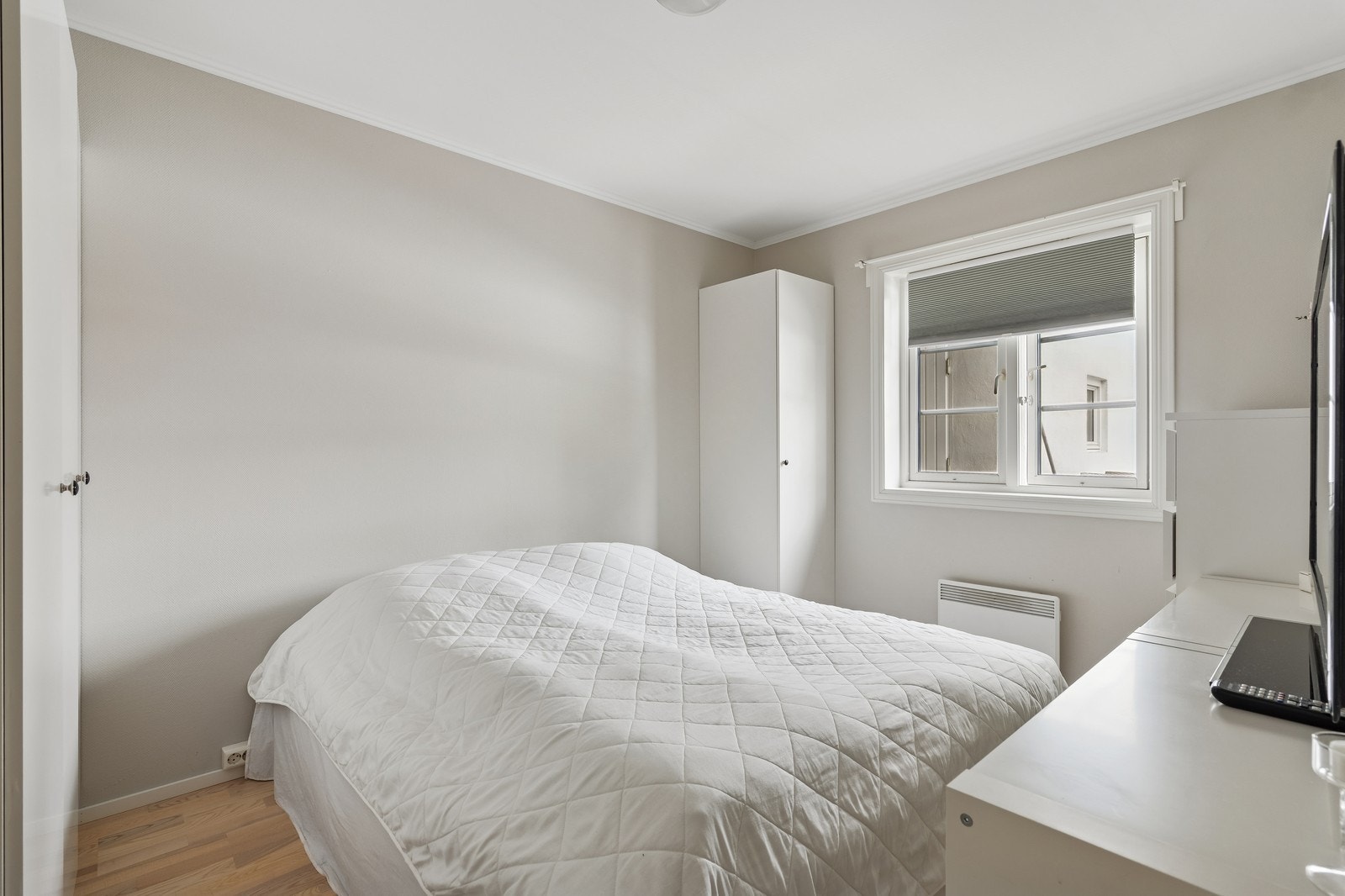 Romslig soverom med garderobeskap Galleribilde