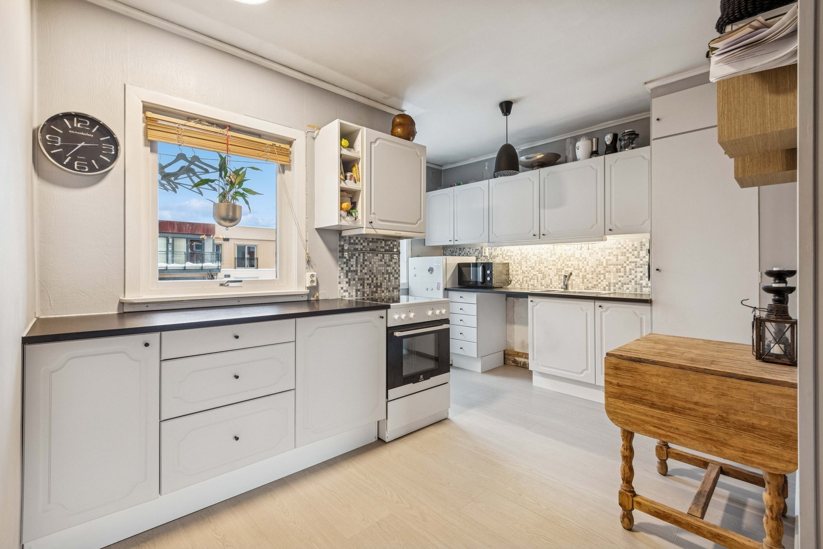 Kjøkken med god skap- og benkeplass. Avsatt plass til hvitevarer. Galleribilde