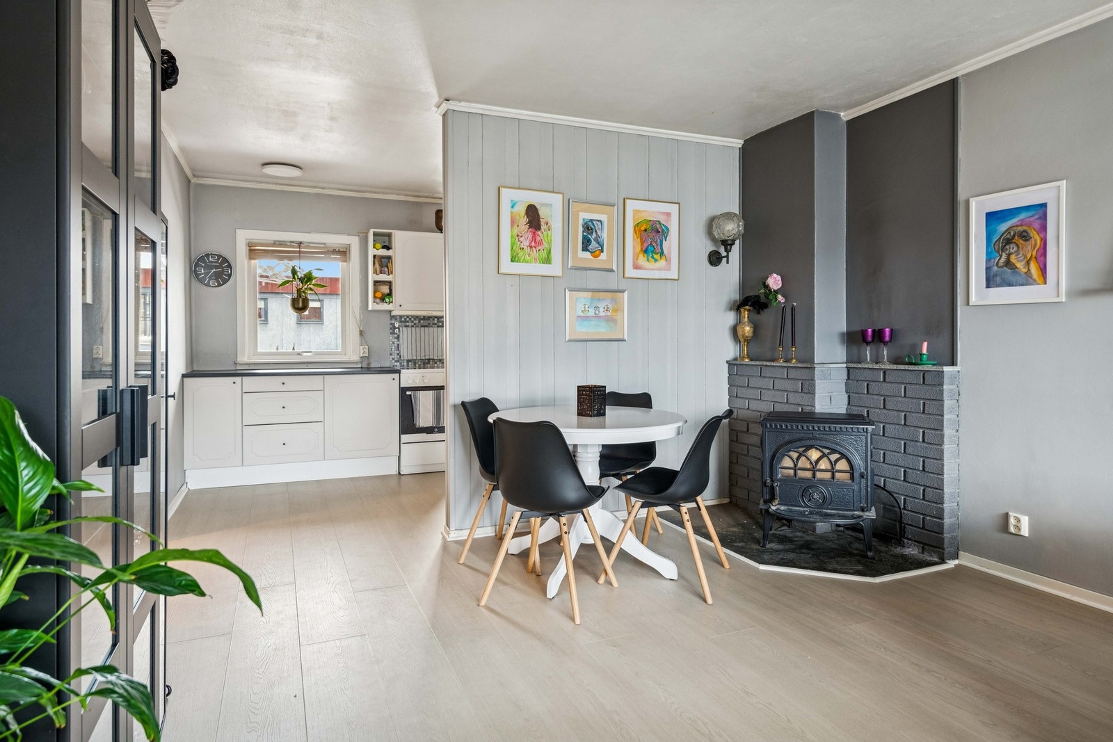 Leiligheten varmes opp med strøm og vedfyring. Det er i tillegg etablert en luft til luft varmepumpe på stuen. Galleribilde