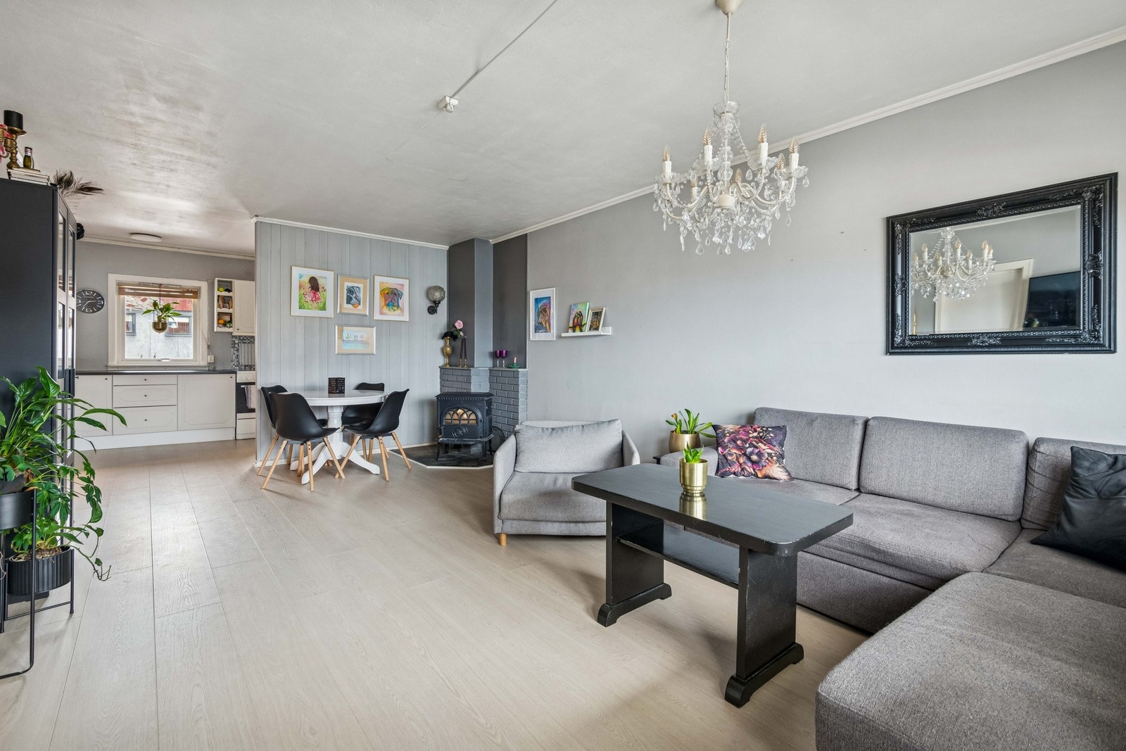 Åpen løsning mellom kjøkken og stue, noe som gir gjennomlys og en god romfølelse. Galleribilde