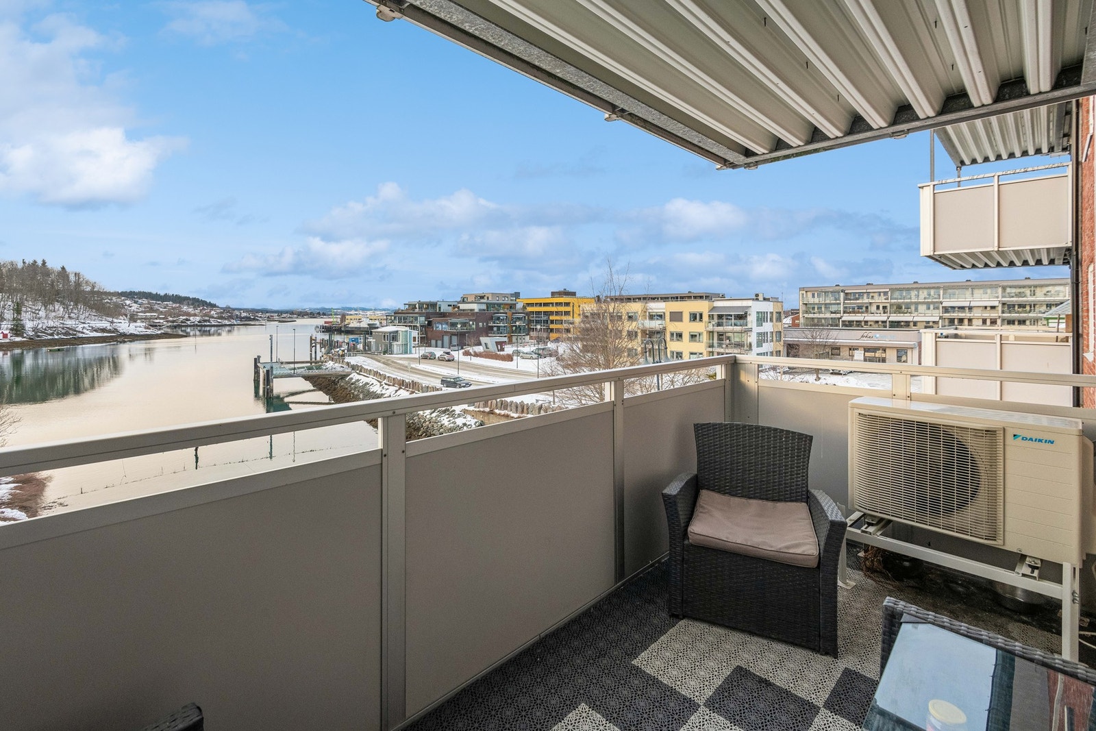 Privat balkong med gode solforhold og flott utsikt mot Sundet. Galleribilde