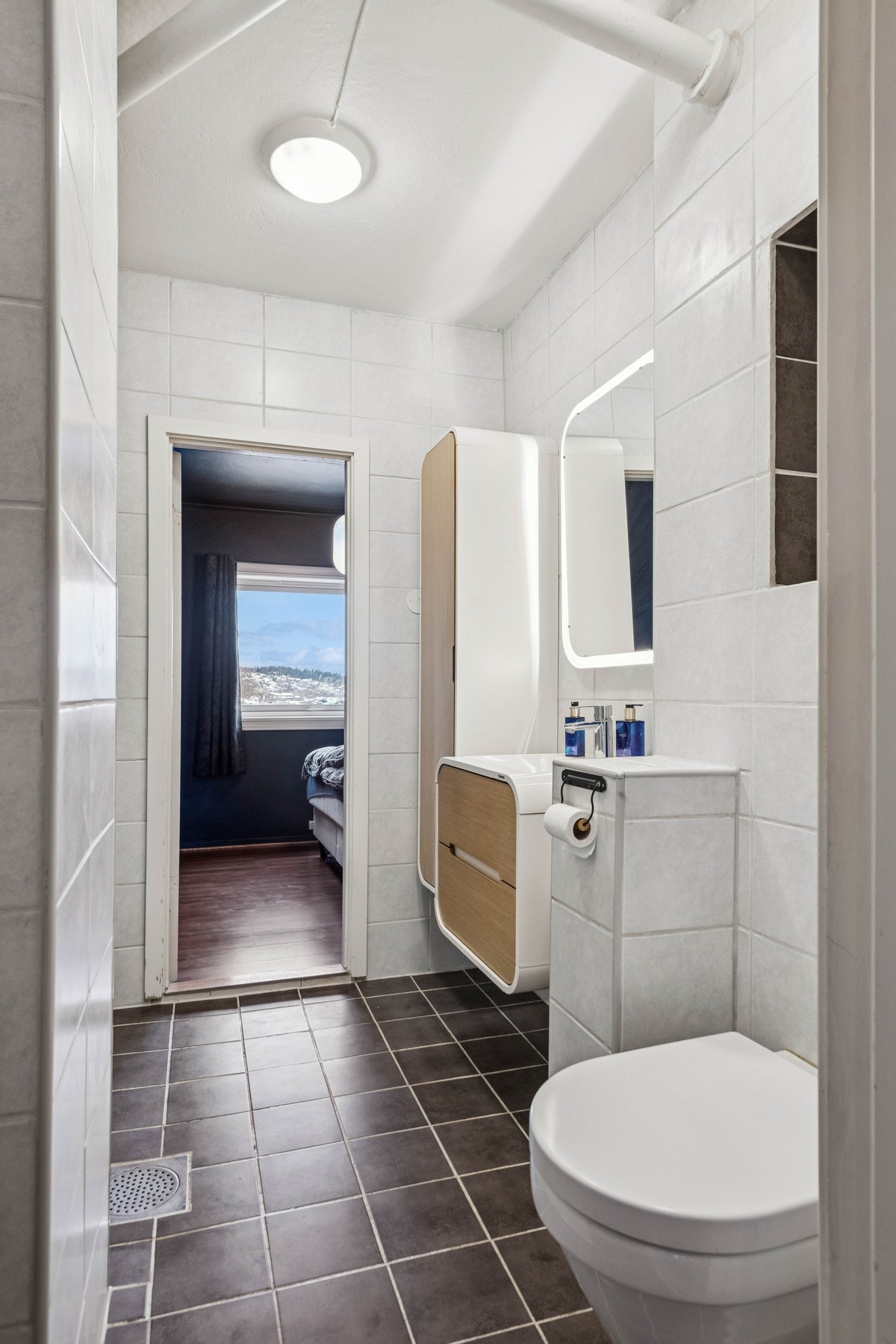 Direkte adkomst til bad fra hovedsoverommet. Galleribilde