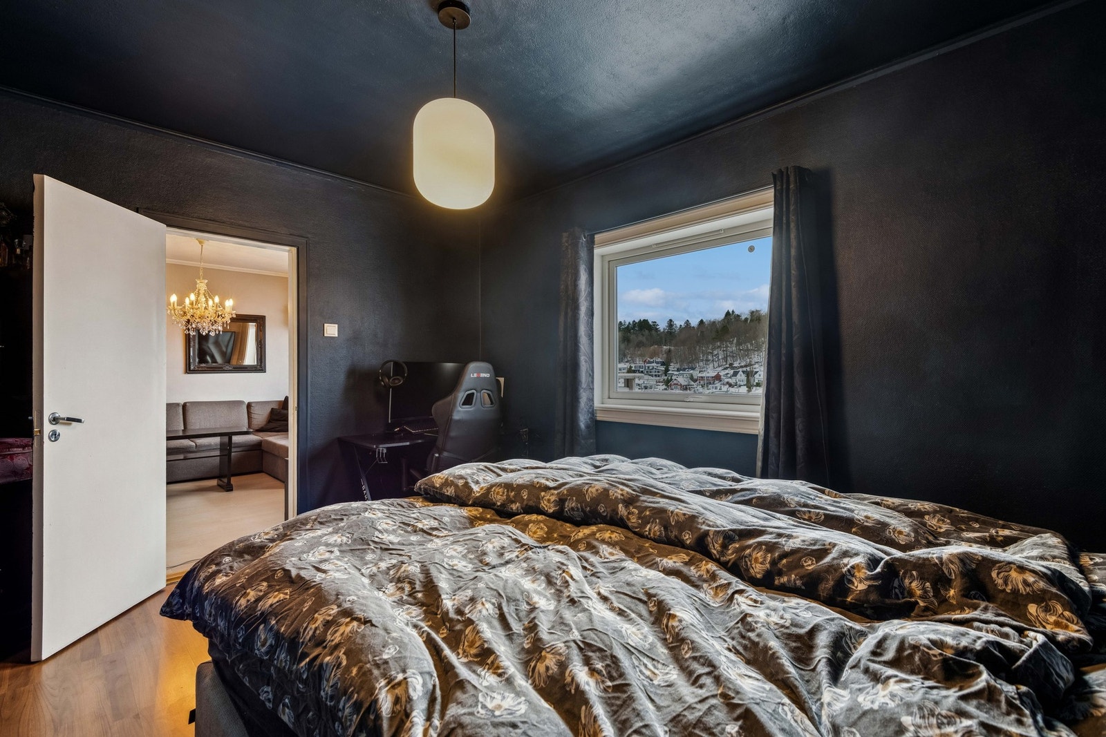 Hovedsoverom på ca. 12 kvm med plassbygd garderobe. Galleribilde