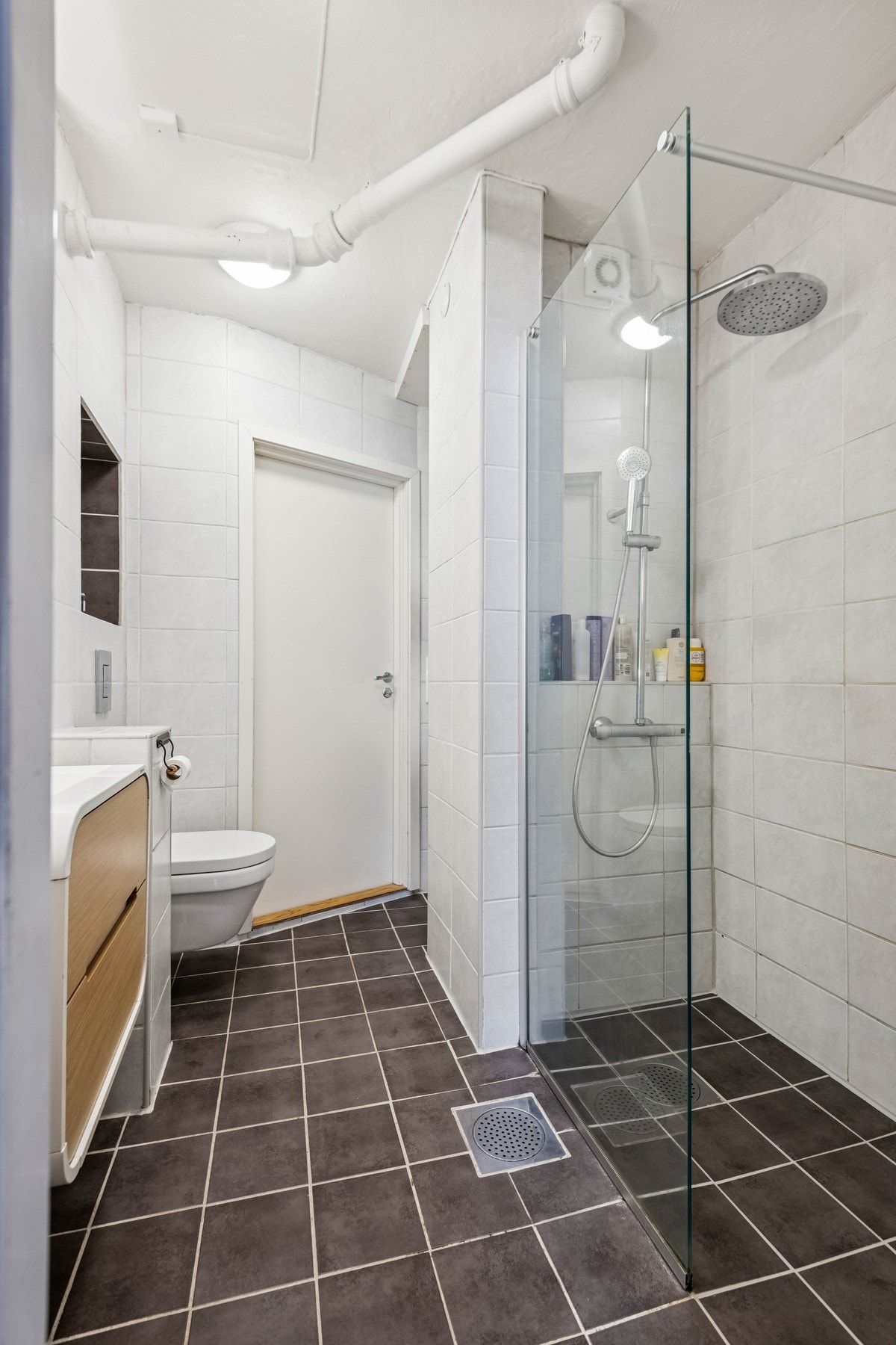 Bad fra 2014 med fliser på gulv og vegger, varme i gulv og opplegg for vaskemaskin og tørketrommel. Galleribilde