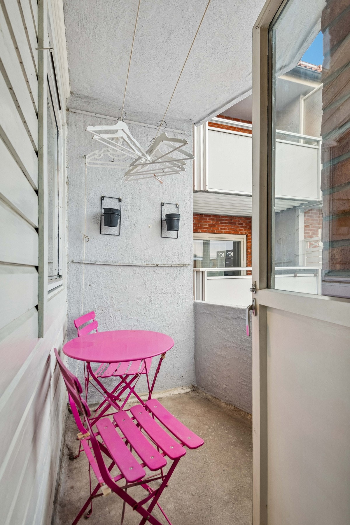 Fra kjøkkenet har man utgang til en luftebalkong som er vendt mot bakgården. Galleribilde