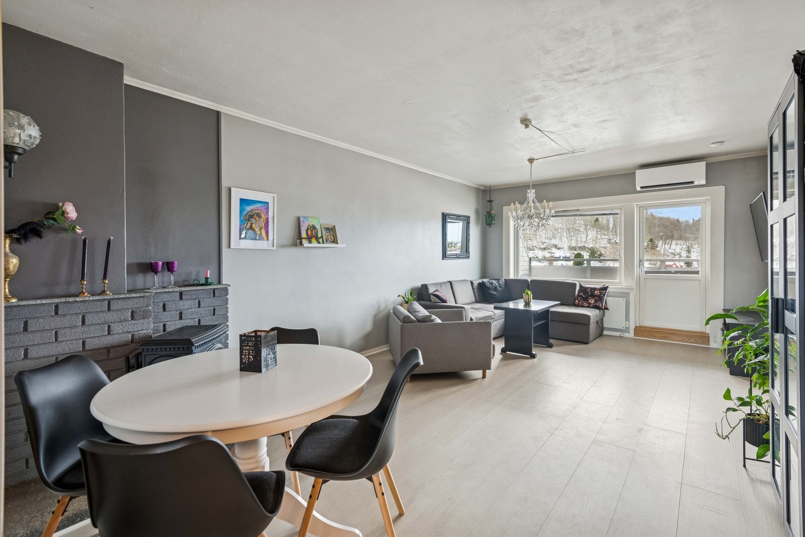 Lys og romslig stue med store vindusflater som slipper inn rikelig med naturlig lys. En hyggelig sone for både avslapning og sosiale sammenkomster. Galleribilde