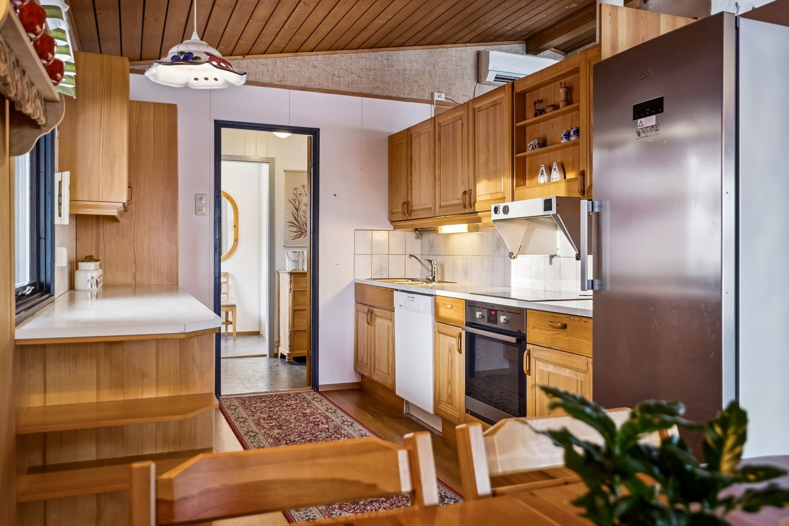 Romslig kjøkken med spisesone like ved Galleribilde