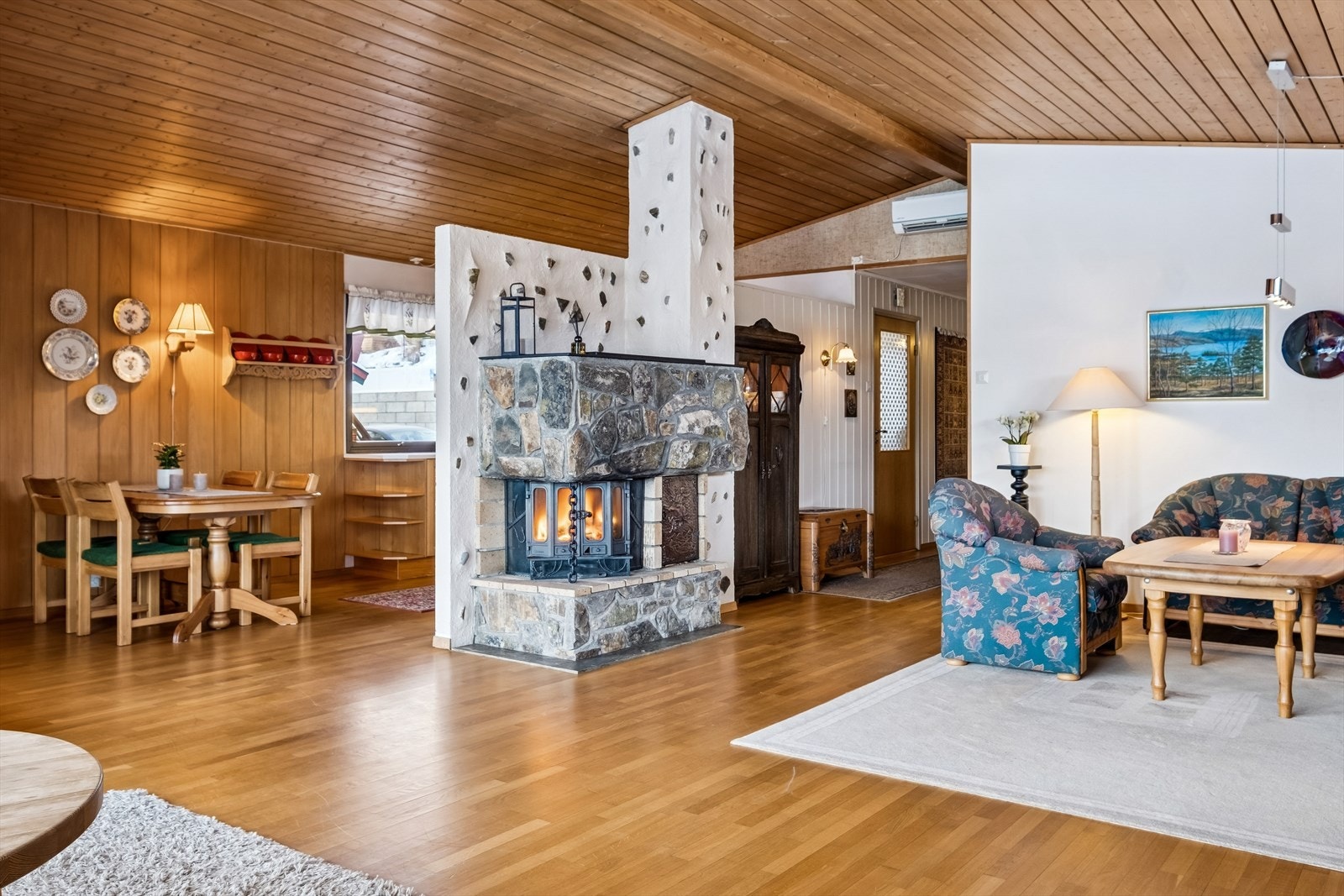 Stuen varmes opp bla. med vedovn og varmepumpe. Galleribilde