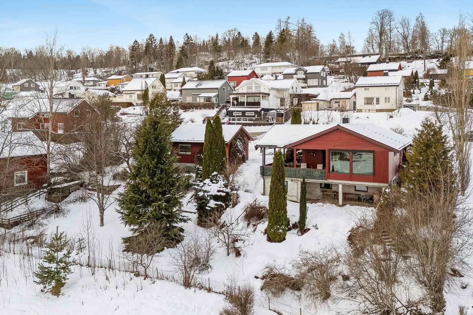 Stor eiendomstomt opparbeidet med plen, frukttrær, bærbusker m.m. Galleribilde