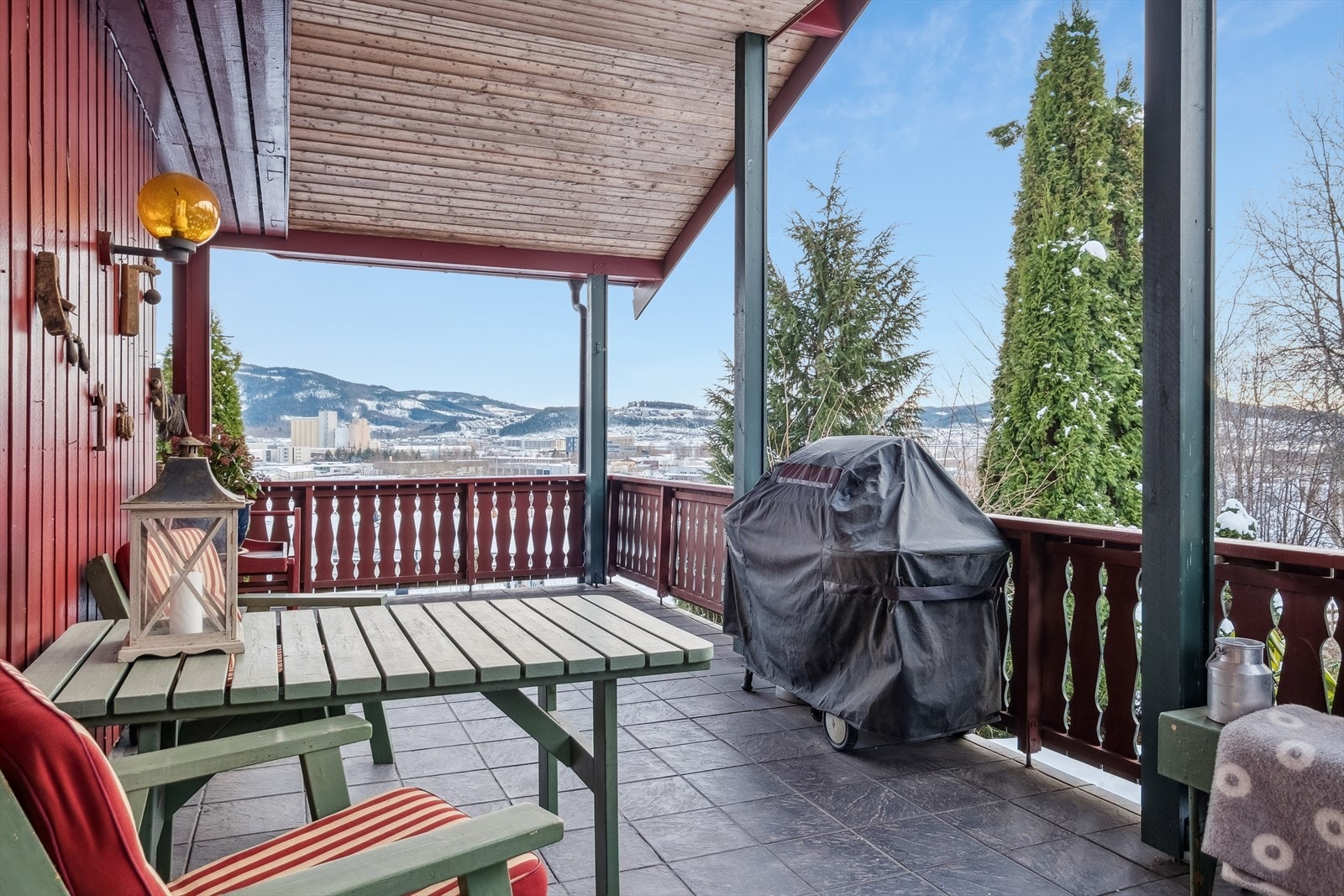 Flott takoverbygd uteplass. Dekke med flis gjør det nærmest vedlikeholdsfritt og lett å holde rent. Galleribilde