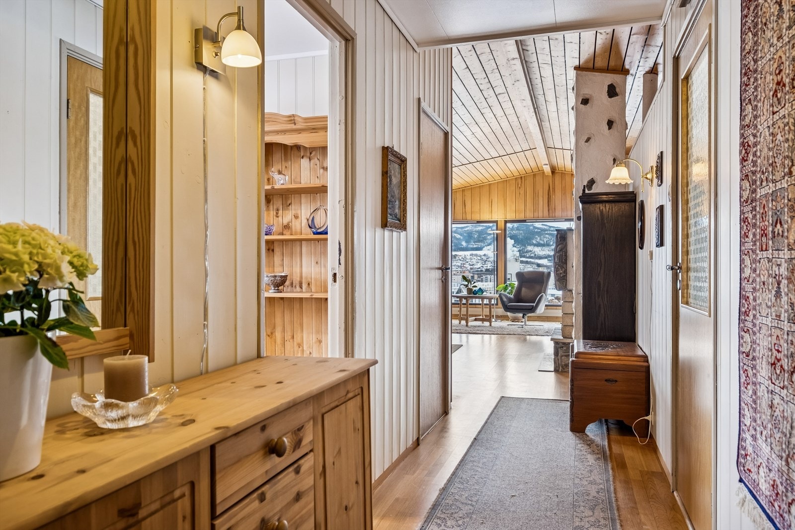 Fra gang mot stue. Kjøkken inn til høyre. Galleribilde