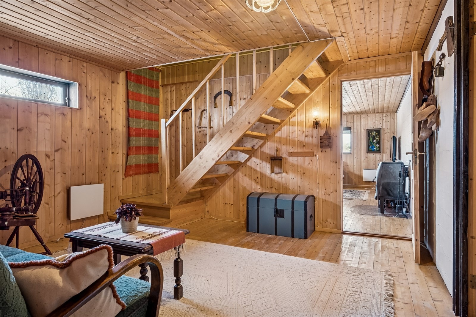 Her kommer man ned til et dsiponibelt rom, før man inntar kjellerstuen. Galleribilde