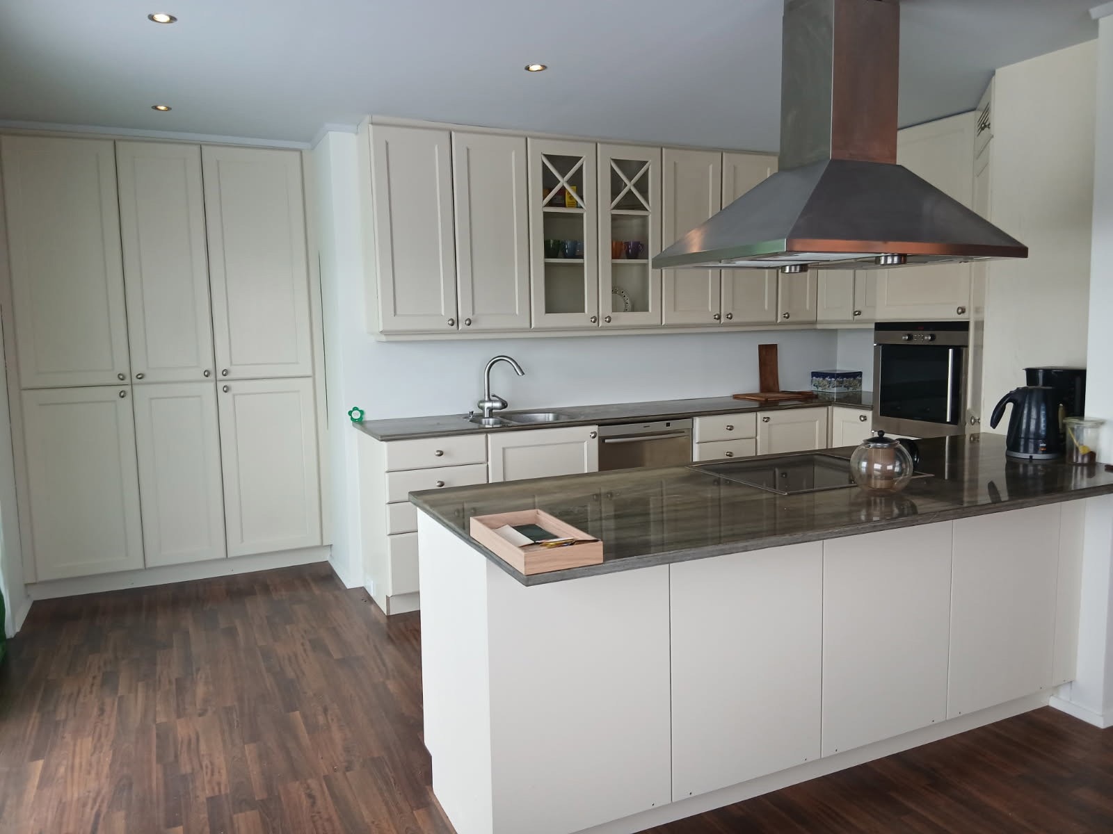 Kjøkkenet har godt med skap og benkeplass. Her er det intigrerte hvitevarerer. Galleribilde