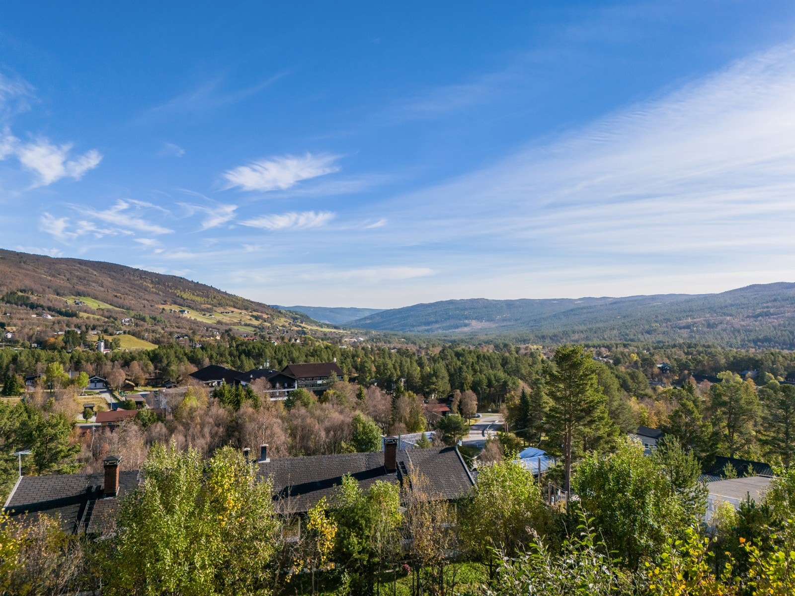 Fra tomten er det meget god utsikt mot øst og vest. Galleribilde